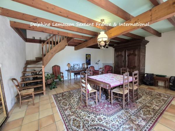 Ancienne fermette avec dépendances, prés et source