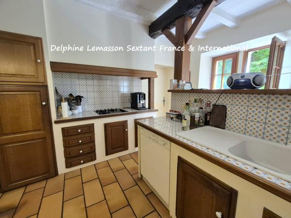 Ancienne fermette avec dépendances, prés et source