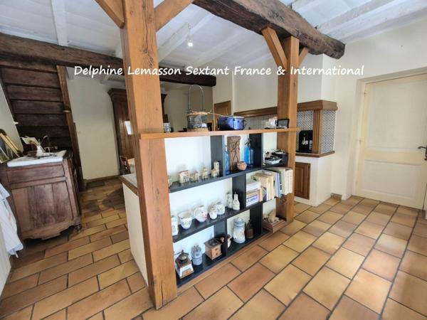 Ancienne fermette avec dépendances, prés et source