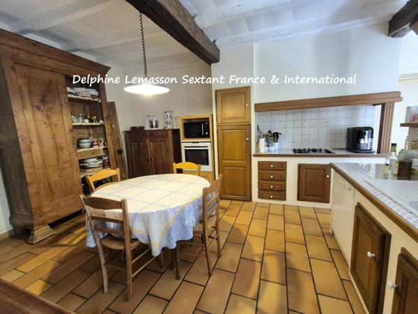 Ancienne fermette avec dépendances, prés et source