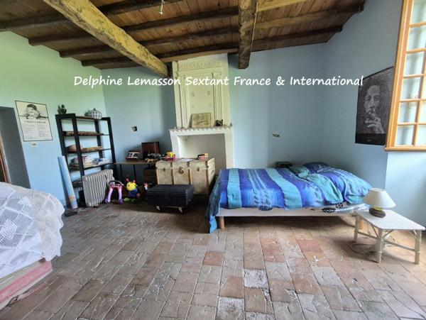 Ancienne fermette avec dépendances, prés et source