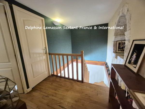 Ancienne fermette avec dépendances, prés et source