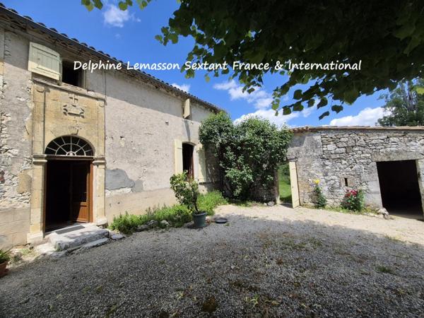 Ancienne fermette avec dépendances, prés et source