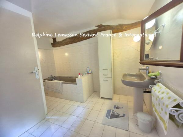 Ancienne fermette avec dépendances, prés et source