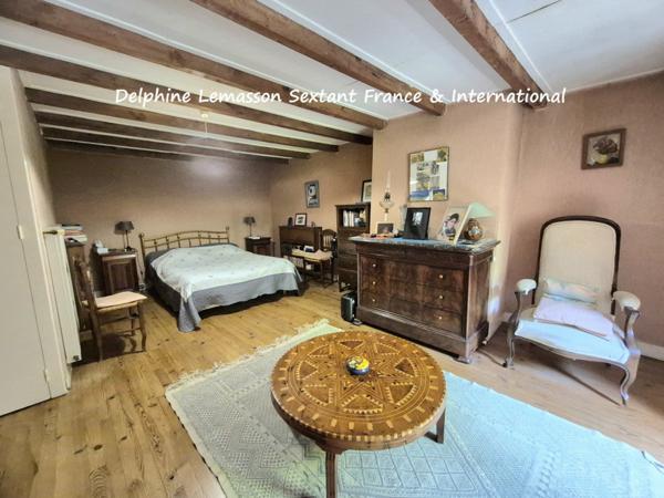 Ancienne fermette avec dépendances, prés et source