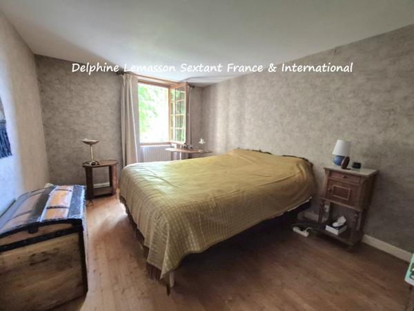 Ancienne fermette avec dépendances, prés et source