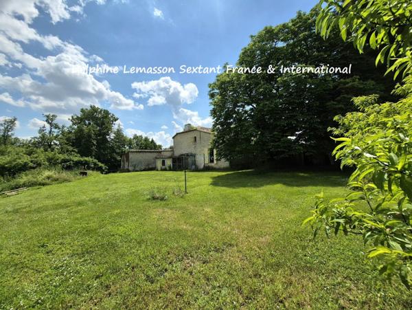 Ancienne fermette avec dépendances, prés et source