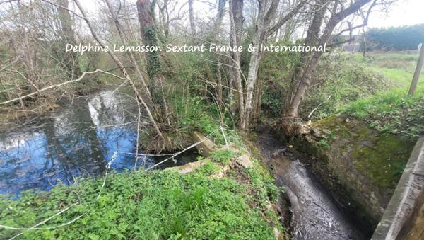 Ancienne fermette avec dépendances, prés et source
