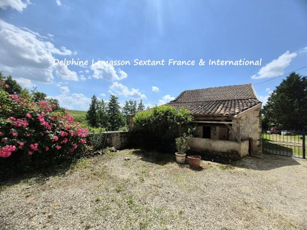 Ancienne fermette avec dépendances, prés et source