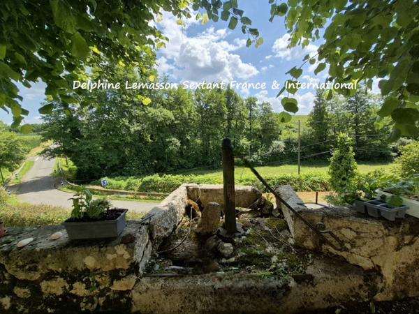 Ancienne fermette avec dépendances, prés et source