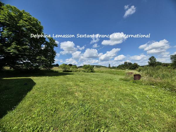 Ancienne fermette avec dépendances, prés et source