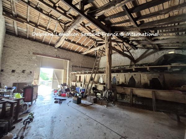 Ancienne fermette avec dépendances, prés et source