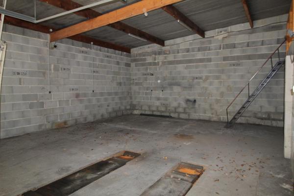 Grand garage 120 m² sur terrain de 1000 m²