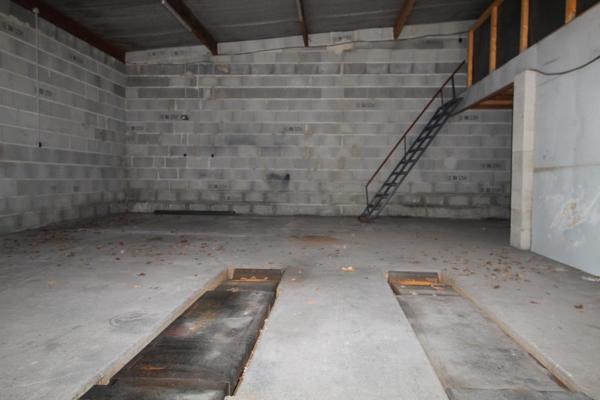 Grand garage 120 m² sur terrain de 1000 m²