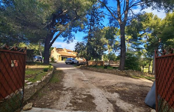 Proprieté 200m² env sur 5000m² + Piscine+Ter Tennis