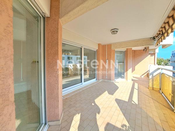 Centre ville T3 77 m², étage élevé, tout à pied, parking privatif +cave