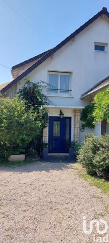 Maison traditionnelle 10 pièces de 390 m² à Trilport (77470)