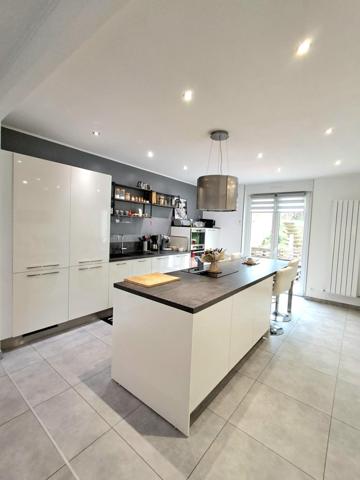 Spacieuse maison de ville de caractère 5 chambres, garage, jardin et terrasse.