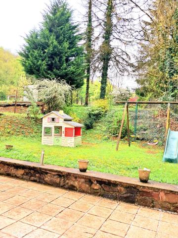 Spacieuse maison de ville de caractère 5 chambres, garage, jardin et terrasse.