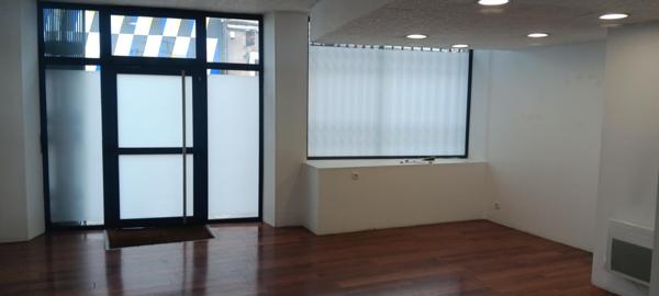 Rue Béteille, local  commercial de 55 m² environ en rdc, avec vitrine