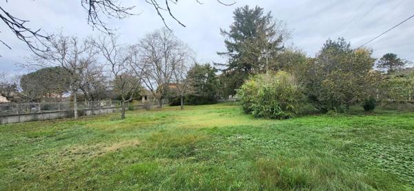 TERRAIN PLAT DE 1105 M²