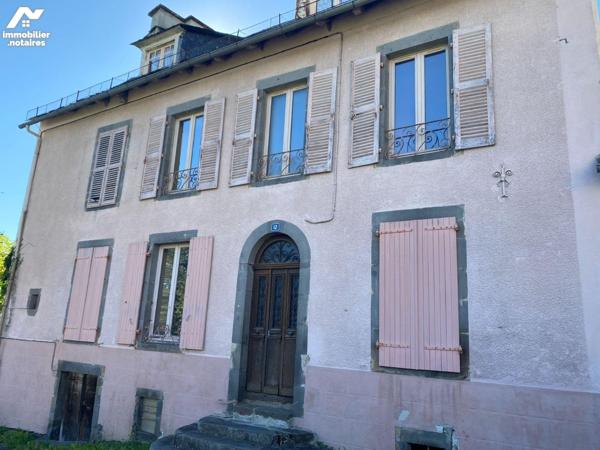 A vendre à Mauriac (CANTAL), à deux pas du centre ville, immeuble de rapport constitué de 3 app...