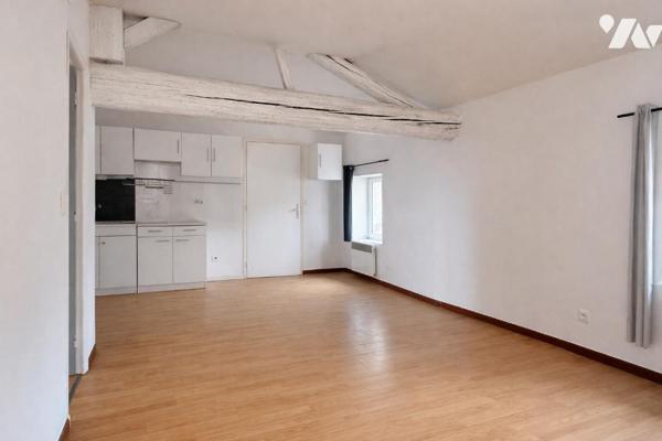 TALUYERS – T2 traversant de 39,73 m² situé au 2ème étage d’une petite copropriété de 7 logements.