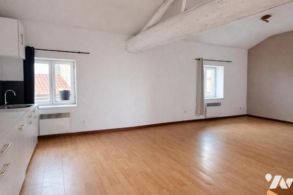 TALUYERS – T2 traversant de 39,73 m² situé au 2ème étage d’une petite copropriété de 7 logements.