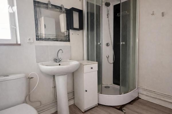 TALUYERS – T2 traversant de 39,73 m² situé au 2ème étage d’une petite copropriété de 7 logements.