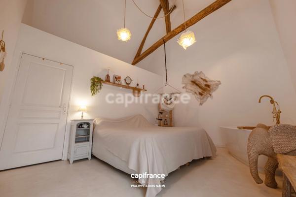 SUPERBE DEMEURE RÉNOVÉE AVEC 5 CHAMBRES, UN DOUBLE GARAGE ET UNE PISCINE !