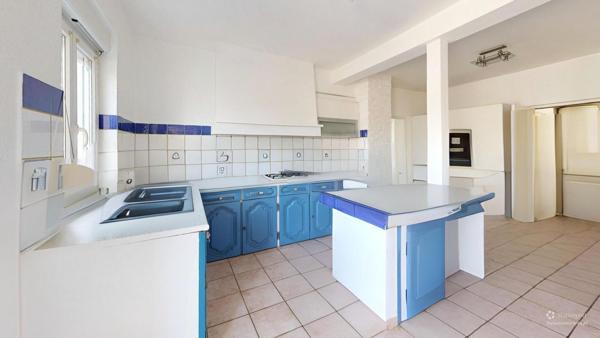 Maison, 200 m2,5 pièces,3 chambres, garage 3 places,piscinne,sur 822 m2 de terrain.