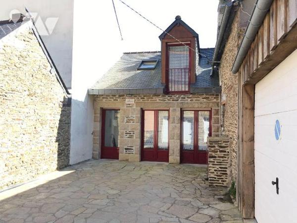 Port de la Houle à Cancale, jolie maison en pierre, en parfait état, située dans une petite rue...