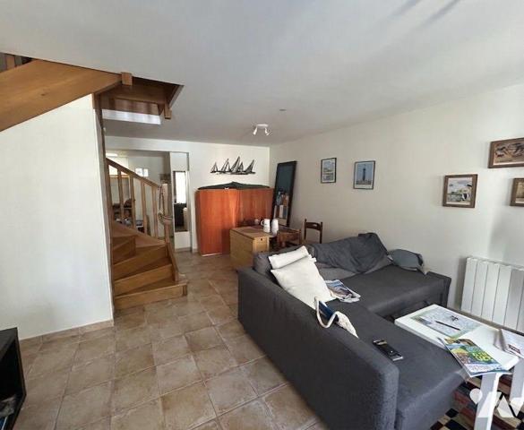 Port de la Houle à Cancale, jolie maison en pierre, en parfait état, située dans une petite rue...