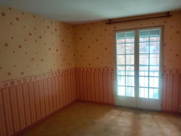 Immeuble de caractère à rénover, 6 appartements et une tour médiéval au coeur historique de Salins-les-Bains