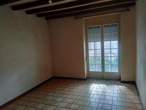 Immeuble de caractère à rénover, 6 appartements et une tour médiéval au coeur historique de Salins-les-Bains