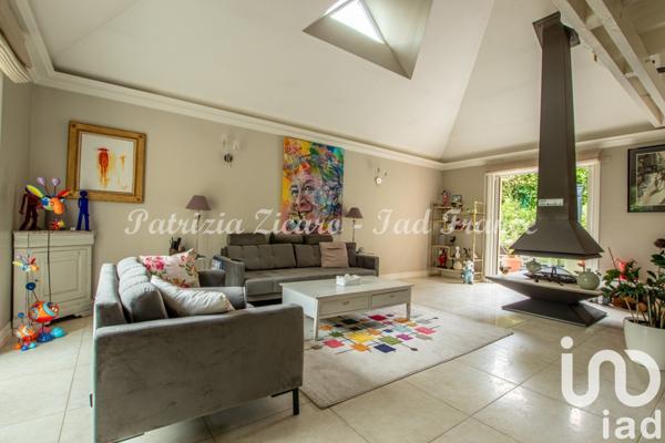 Maison traditionnelle 8 pièces de 218 m² à La Ville-du-Bois (91620)