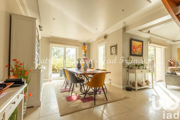 Maison traditionnelle 8 pièces de 218 m² à La Ville-du-Bois (91620)