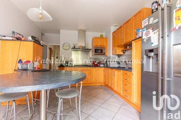 Maison traditionnelle 8 pièces de 218 m² à La Ville-du-Bois (91620)