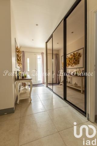 Maison traditionnelle 8 pièces de 218 m² à La Ville-du-Bois (91620)