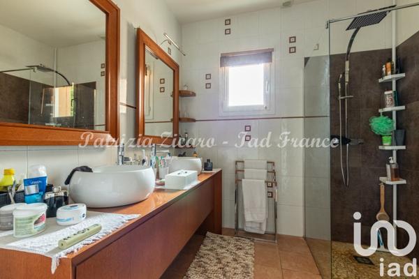 Maison traditionnelle 8 pièces de 218 m² à La Ville-du-Bois (91620)