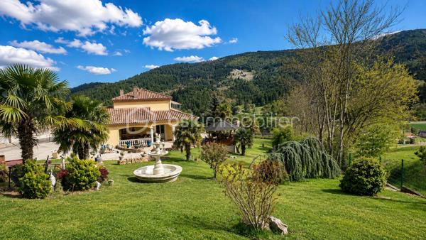 Vincent PR et Celine H IMMOBILIER vous présentent en exclusivité

Au cœur d'un environnement préservé, dans la magnifique vallée de la Cance, cette propriété d'architecte dévoile une qualité de vie rare, où volumes, lumière et sérénité se rencontrent harmonieusement.

Implantée sur un terrain clos de 2400 m² environ, cette demeure construite en 2003 s'intègre parfaitement à son cadre naturel et bénéficie d'une vue dégagée exceptionnelle sur les reliefs environnants.

Dès les premiers pas, l'impression d'espace est immédiate. La pièce de vie principale, généreusement ouverte sur l'extérieur, offre près de 75 m² dédiés à la convivialité. Son plafond cathédrale, sa cheminée dite "insert" et ses larges ouvertures créent une atmosphère chaleureuse tout au long de l'année.

La terrasse panoramique de 145 m² environ, dont une grande partie couverte, prolonge naturellement les espaces intérieurs et devient un véritable lieu de vie à ciel ouvert, idéal pour recevoir ou simplement profiter du calme et de l'ensoleillement plein sud.

Pensée pour le confort quotidien, la maison propose une vaste suite parentale avec son espace bureau à proximité, tandis que l'étage accueille deux chambres lumineuses ouvertes sur un balcon filant surplombant la vallée, accompagnées d'un dressing et d'une salle de bains.

Au-delà de ses espaces résidentiels, cette propriété révèle un potentiel particulièrement attractif grâce à son niveau inférieur. Celui-ci permet d'envisager de nombreux projets : création d'un logement indépendant, activité professionnelle, espace de réception, ou encore hébergement complémentaire pour la famille et les invités.

À l'extérieur, les prestations renforcent le caractère exclusif du lieu : cour aménagée en jolis pavés, portail motorisé en fer forgé, vaste parc arboré et garage indépendant de grande capacité pouvant accueillir plusieurs véhicules.

Cette propriété s'adresse à celles et ceux qui recherchent bien plus qu'une maison : un cadre de vie privilégié, de grands espaces et un potentiel d'évolution rare dans un secteur recherché.

Une adresse confidentielle où confort, élégance et liberté d'aménagement se conjuguent parfaitement.

Visites sur rendez vous 
VINCENT 0633502868
CÉLINE 0749427426