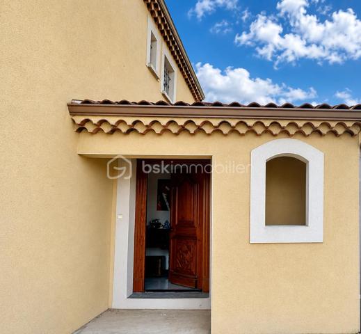 Vincent PR et Celine H IMMOBILIER vous présentent en exclusivité

Au cœur d'un environnement préservé, dans la magnifique vallée de la Cance, cette propriété d'architecte dévoile une qualité de vie rare, où volumes, lumière et sérénité se rencontrent harmonieusement.

Implantée sur un terrain clos de 2400 m² environ, cette demeure construite en 2003 s'intègre parfaitement à son cadre naturel et bénéficie d'une vue dégagée exceptionnelle sur les reliefs environnants.

Dès les premiers pas, l'impression d'espace est immédiate. La pièce de vie principale, généreusement ouverte sur l'extérieur, offre près de 75 m² dédiés à la convivialité. Son plafond cathédrale, sa cheminée dite "insert" et ses larges ouvertures créent une atmosphère chaleureuse tout au long de l'année.

La terrasse panoramique de 145 m² environ, dont une grande partie couverte, prolonge naturellement les espaces intérieurs et devient un véritable lieu de vie à ciel ouvert, idéal pour recevoir ou simplement profiter du calme et de l'ensoleillement plein sud.

Pensée pour le confort quotidien, la maison propose une vaste suite parentale avec son espace bureau à proximité, tandis que l'étage accueille deux chambres lumineuses ouvertes sur un balcon filant surplombant la vallée, accompagnées d'un dressing et d'une salle de bains.

Au-delà de ses espaces résidentiels, cette propriété révèle un potentiel particulièrement attractif grâce à son niveau inférieur. Celui-ci permet d'envisager de nombreux projets : création d'un logement indépendant, activité professionnelle, espace de réception, ou encore hébergement complémentaire pour la famille et les invités.

À l'extérieur, les prestations renforcent le caractère exclusif du lieu : cour aménagée en jolis pavés, portail motorisé en fer forgé, vaste parc arboré et garage indépendant de grande capacité pouvant accueillir plusieurs véhicules.

Cette propriété s'adresse à celles et ceux qui recherchent bien plus qu'une maison : un cadre de vie privilégié, de grands espaces et un potentiel d'évolution rare dans un secteur recherché.

Une adresse confidentielle où confort, élégance et liberté d'aménagement se conjuguent parfaitement.

Visites sur rendez vous 
VINCENT 0633502868
CÉLINE 0749427426