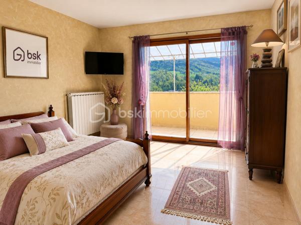 Vincent PR et Celine H IMMOBILIER vous présentent en exclusivité

Au cœur d'un environnement préservé, dans la magnifique vallée de la Cance, cette propriété d'architecte dévoile une qualité de vie rare, où volumes, lumière et sérénité se rencontrent harmonieusement.

Implantée sur un terrain clos de 2400 m² environ, cette demeure construite en 2003 s'intègre parfaitement à son cadre naturel et bénéficie d'une vue dégagée exceptionnelle sur les reliefs environnants.

Dès les premiers pas, l'impression d'espace est immédiate. La pièce de vie principale, généreusement ouverte sur l'extérieur, offre près de 75 m² dédiés à la convivialité. Son plafond cathédrale, sa cheminée dite "insert" et ses larges ouvertures créent une atmosphère chaleureuse tout au long de l'année.

La terrasse panoramique de 145 m² environ, dont une grande partie couverte, prolonge naturellement les espaces intérieurs et devient un véritable lieu de vie à ciel ouvert, idéal pour recevoir ou simplement profiter du calme et de l'ensoleillement plein sud.

Pensée pour le confort quotidien, la maison propose une vaste suite parentale avec son espace bureau à proximité, tandis que l'étage accueille deux chambres lumineuses ouvertes sur un balcon filant surplombant la vallée, accompagnées d'un dressing et d'une salle de bains.

Au-delà de ses espaces résidentiels, cette propriété révèle un potentiel particulièrement attractif grâce à son niveau inférieur. Celui-ci permet d'envisager de nombreux projets : création d'un logement indépendant, activité professionnelle, espace de réception, ou encore hébergement complémentaire pour la famille et les invités.

À l'extérieur, les prestations renforcent le caractère exclusif du lieu : cour aménagée en jolis pavés, portail motorisé en fer forgé, vaste parc arboré et garage indépendant de grande capacité pouvant accueillir plusieurs véhicules.

Cette propriété s'adresse à celles et ceux qui recherchent bien plus qu'une maison : un cadre de vie privilégié, de grands espaces et un potentiel d'évolution rare dans un secteur recherché.

Une adresse confidentielle où confort, élégance et liberté d'aménagement se conjuguent parfaitement.

Visites sur rendez vous 
VINCENT 0633502868
CÉLINE 0749427426