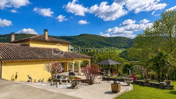 Vincent PR et Celine H IMMOBILIER vous présentent en exclusivité

Au cœur d'un environnement préservé, dans la magnifique vallée de la Cance, cette propriété d'architecte dévoile une qualité de vie rare, où volumes, lumière et sérénité se rencontrent harmonieusement.

Implantée sur un terrain clos de 2400 m² environ, cette demeure construite en 2003 s'intègre parfaitement à son cadre naturel et bénéficie d'une vue dégagée exceptionnelle sur les reliefs environnants.

Dès les premiers pas, l'impression d'espace est immédiate. La pièce de vie principale, généreusement ouverte sur l'extérieur, offre près de 75 m² dédiés à la convivialité. Son plafond cathédrale, sa cheminée dite "insert" et ses larges ouvertures créent une atmosphère chaleureuse tout au long de l'année.

La terrasse panoramique de 145 m² environ, dont une grande partie couverte, prolonge naturellement les espaces intérieurs et devient un véritable lieu de vie à ciel ouvert, idéal pour recevoir ou simplement profiter du calme et de l'ensoleillement plein sud.

Pensée pour le confort quotidien, la maison propose une vaste suite parentale avec son espace bureau à proximité, tandis que l'étage accueille deux chambres lumineuses ouvertes sur un balcon filant surplombant la vallée, accompagnées d'un dressing et d'une salle de bains.

Au-delà de ses espaces résidentiels, cette propriété révèle un potentiel particulièrement attractif grâce à son niveau inférieur. Celui-ci permet d'envisager de nombreux projets : création d'un logement indépendant, activité professionnelle, espace de réception, ou encore hébergement complémentaire pour la famille et les invités.

À l'extérieur, les prestations renforcent le caractère exclusif du lieu : cour aménagée en jolis pavés, portail motorisé en fer forgé, vaste parc arboré et garage indépendant de grande capacité pouvant accueillir plusieurs véhicules.

Cette propriété s'adresse à celles et ceux qui recherchent bien plus qu'une maison : un cadre de vie privilégié, de grands espaces et un potentiel d'évolution rare dans un secteur recherché.

Une adresse confidentielle où confort, élégance et liberté d'aménagement se conjuguent parfaitement.

Visites sur rendez vous 
VINCENT 0633502868
CÉLINE 0749427426