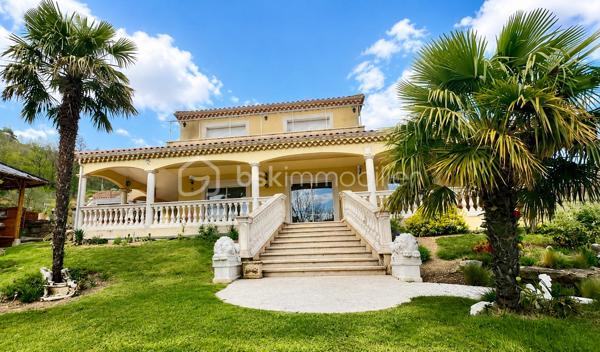 Vincent PR et Celine H IMMOBILIER vous présentent en exclusivité

Au cœur d'un environnement préservé, dans la magnifique vallée de la Cance, cette propriété d'architecte dévoile une qualité de vie rare, où volumes, lumière et sérénité se rencontrent harmonieusement.

Implantée sur un terrain clos de 2400 m² environ, cette demeure construite en 2003 s'intègre parfaitement à son cadre naturel et bénéficie d'une vue dégagée exceptionnelle sur les reliefs environnants.

Dès les premiers pas, l'impression d'espace est immédiate. La pièce de vie principale, généreusement ouverte sur l'extérieur, offre près de 75 m² dédiés à la convivialité. Son plafond cathédrale, sa cheminée dite "insert" et ses larges ouvertures créent une atmosphère chaleureuse tout au long de l'année.

La terrasse panoramique de 145 m² environ, dont une grande partie couverte, prolonge naturellement les espaces intérieurs et devient un véritable lieu de vie à ciel ouvert, idéal pour recevoir ou simplement profiter du calme et de l'ensoleillement plein sud.

Pensée pour le confort quotidien, la maison propose une vaste suite parentale avec son espace bureau à proximité, tandis que l'étage accueille deux chambres lumineuses ouvertes sur un balcon filant surplombant la vallée, accompagnées d'un dressing et d'une salle de bains.

Au-delà de ses espaces résidentiels, cette propriété révèle un potentiel particulièrement attractif grâce à son niveau inférieur. Celui-ci permet d'envisager de nombreux projets : création d'un logement indépendant, activité professionnelle, espace de réception, ou encore hébergement complémentaire pour la famille et les invités.

À l'extérieur, les prestations renforcent le caractère exclusif du lieu : cour aménagée en jolis pavés, portail motorisé en fer forgé, vaste parc arboré et garage indépendant de grande capacité pouvant accueillir plusieurs véhicules.

Cette propriété s'adresse à celles et ceux qui recherchent bien plus qu'une maison : un cadre de vie privilégié, de grands espaces et un potentiel d'évolution rare dans un secteur recherché.

Une adresse confidentielle où confort, élégance et liberté d'aménagement se conjuguent parfaitement.

Visites sur rendez vous 
VINCENT 0633502868
CÉLINE 0749427426