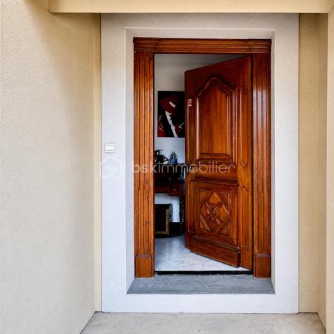 Vincent PR et Celine H IMMOBILIER vous présentent en exclusivité

Au cœur d'un environnement préservé, dans la magnifique vallée de la Cance, cette propriété d'architecte dévoile une qualité de vie rare, où volumes, lumière et sérénité se rencontrent harmonieusement.

Implantée sur un terrain clos de 2400 m² environ, cette demeure construite en 2003 s'intègre parfaitement à son cadre naturel et bénéficie d'une vue dégagée exceptionnelle sur les reliefs environnants.

Dès les premiers pas, l'impression d'espace est immédiate. La pièce de vie principale, généreusement ouverte sur l'extérieur, offre près de 75 m² dédiés à la convivialité. Son plafond cathédrale, sa cheminée dite "insert" et ses larges ouvertures créent une atmosphère chaleureuse tout au long de l'année.

La terrasse panoramique de 145 m² environ, dont une grande partie couverte, prolonge naturellement les espaces intérieurs et devient un véritable lieu de vie à ciel ouvert, idéal pour recevoir ou simplement profiter du calme et de l'ensoleillement plein sud.

Pensée pour le confort quotidien, la maison propose une vaste suite parentale avec son espace bureau à proximité, tandis que l'étage accueille deux chambres lumineuses ouvertes sur un balcon filant surplombant la vallée, accompagnées d'un dressing et d'une salle de bains.

Au-delà de ses espaces résidentiels, cette propriété révèle un potentiel particulièrement attractif grâce à son niveau inférieur. Celui-ci permet d'envisager de nombreux projets : création d'un logement indépendant, activité professionnelle, espace de réception, ou encore hébergement complémentaire pour la famille et les invités.

À l'extérieur, les prestations renforcent le caractère exclusif du lieu : cour aménagée en jolis pavés, portail motorisé en fer forgé, vaste parc arboré et garage indépendant de grande capacité pouvant accueillir plusieurs véhicules.

Cette propriété s'adresse à celles et ceux qui recherchent bien plus qu'une maison : un cadre de vie privilégié, de grands espaces et un potentiel d'évolution rare dans un secteur recherché.

Une adresse confidentielle où confort, élégance et liberté d'aménagement se conjuguent parfaitement.

Visites sur rendez vous 
VINCENT 0633502868
CÉLINE 0749427426
