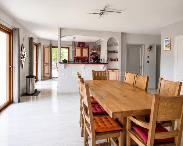 Vincent PR et Celine H IMMOBILIER vous présentent en exclusivité

Au cœur d'un environnement préservé, dans la magnifique vallée de la Cance, cette propriété d'architecte dévoile une qualité de vie rare, où volumes, lumière et sérénité se rencontrent harmonieusement.

Implantée sur un terrain clos de 2400 m² environ, cette demeure construite en 2003 s'intègre parfaitement à son cadre naturel et bénéficie d'une vue dégagée exceptionnelle sur les reliefs environnants.

Dès les premiers pas, l'impression d'espace est immédiate. La pièce de vie principale, généreusement ouverte sur l'extérieur, offre près de 75 m² dédiés à la convivialité. Son plafond cathédrale, sa cheminée dite "insert" et ses larges ouvertures créent une atmosphère chaleureuse tout au long de l'année.

La terrasse panoramique de 145 m² environ, dont une grande partie couverte, prolonge naturellement les espaces intérieurs et devient un véritable lieu de vie à ciel ouvert, idéal pour recevoir ou simplement profiter du calme et de l'ensoleillement plein sud.

Pensée pour le confort quotidien, la maison propose une vaste suite parentale avec son espace bureau à proximité, tandis que l'étage accueille deux chambres lumineuses ouvertes sur un balcon filant surplombant la vallée, accompagnées d'un dressing et d'une salle de bains.

Au-delà de ses espaces résidentiels, cette propriété révèle un potentiel particulièrement attractif grâce à son niveau inférieur. Celui-ci permet d'envisager de nombreux projets : création d'un logement indépendant, activité professionnelle, espace de réception, ou encore hébergement complémentaire pour la famille et les invités.

À l'extérieur, les prestations renforcent le caractère exclusif du lieu : cour aménagée en jolis pavés, portail motorisé en fer forgé, vaste parc arboré et garage indépendant de grande capacité pouvant accueillir plusieurs véhicules.

Cette propriété s'adresse à celles et ceux qui recherchent bien plus qu'une maison : un cadre de vie privilégié, de grands espaces et un potentiel d'évolution rare dans un secteur recherché.

Une adresse confidentielle où confort, élégance et liberté d'aménagement se conjuguent parfaitement.

Visites sur rendez vous 
VINCENT 0633502868
CÉLINE 0749427426