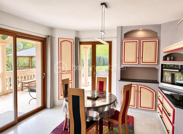 Vincent PR et Celine H IMMOBILIER vous présentent en exclusivité

Au cœur d'un environnement préservé, dans la magnifique vallée de la Cance, cette propriété d'architecte dévoile une qualité de vie rare, où volumes, lumière et sérénité se rencontrent harmonieusement.

Implantée sur un terrain clos de 2400 m² environ, cette demeure construite en 2003 s'intègre parfaitement à son cadre naturel et bénéficie d'une vue dégagée exceptionnelle sur les reliefs environnants.

Dès les premiers pas, l'impression d'espace est immédiate. La pièce de vie principale, généreusement ouverte sur l'extérieur, offre près de 75 m² dédiés à la convivialité. Son plafond cathédrale, sa cheminée dite "insert" et ses larges ouvertures créent une atmosphère chaleureuse tout au long de l'année.

La terrasse panoramique de 145 m² environ, dont une grande partie couverte, prolonge naturellement les espaces intérieurs et devient un véritable lieu de vie à ciel ouvert, idéal pour recevoir ou simplement profiter du calme et de l'ensoleillement plein sud.

Pensée pour le confort quotidien, la maison propose une vaste suite parentale avec son espace bureau à proximité, tandis que l'étage accueille deux chambres lumineuses ouvertes sur un balcon filant surplombant la vallée, accompagnées d'un dressing et d'une salle de bains.

Au-delà de ses espaces résidentiels, cette propriété révèle un potentiel particulièrement attractif grâce à son niveau inférieur. Celui-ci permet d'envisager de nombreux projets : création d'un logement indépendant, activité professionnelle, espace de réception, ou encore hébergement complémentaire pour la famille et les invités.

À l'extérieur, les prestations renforcent le caractère exclusif du lieu : cour aménagée en jolis pavés, portail motorisé en fer forgé, vaste parc arboré et garage indépendant de grande capacité pouvant accueillir plusieurs véhicules.

Cette propriété s'adresse à celles et ceux qui recherchent bien plus qu'une maison : un cadre de vie privilégié, de grands espaces et un potentiel d'évolution rare dans un secteur recherché.

Une adresse confidentielle où confort, élégance et liberté d'aménagement se conjuguent parfaitement.

Visites sur rendez vous 
VINCENT 0633502868
CÉLINE 0749427426