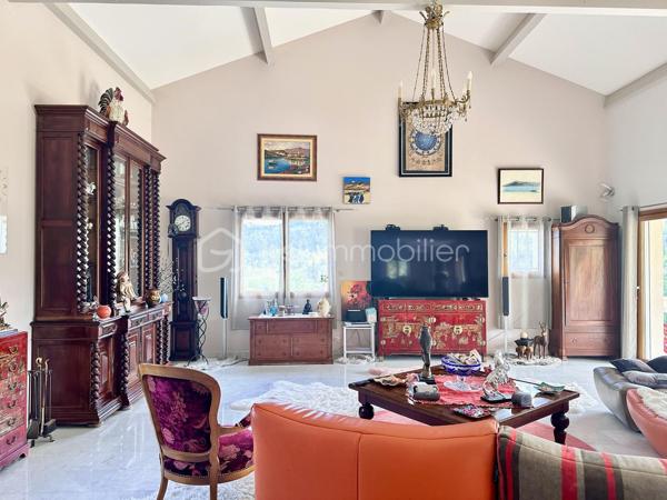 Vincent PR et Celine H IMMOBILIER vous présentent en exclusivité

Au cœur d'un environnement préservé, dans la magnifique vallée de la Cance, cette propriété d'architecte dévoile une qualité de vie rare, où volumes, lumière et sérénité se rencontrent harmonieusement.

Implantée sur un terrain clos de 2400 m² environ, cette demeure construite en 2003 s'intègre parfaitement à son cadre naturel et bénéficie d'une vue dégagée exceptionnelle sur les reliefs environnants.

Dès les premiers pas, l'impression d'espace est immédiate. La pièce de vie principale, généreusement ouverte sur l'extérieur, offre près de 75 m² dédiés à la convivialité. Son plafond cathédrale, sa cheminée dite "insert" et ses larges ouvertures créent une atmosphère chaleureuse tout au long de l'année.

La terrasse panoramique de 145 m² environ, dont une grande partie couverte, prolonge naturellement les espaces intérieurs et devient un véritable lieu de vie à ciel ouvert, idéal pour recevoir ou simplement profiter du calme et de l'ensoleillement plein sud.

Pensée pour le confort quotidien, la maison propose une vaste suite parentale avec son espace bureau à proximité, tandis que l'étage accueille deux chambres lumineuses ouvertes sur un balcon filant surplombant la vallée, accompagnées d'un dressing et d'une salle de bains.

Au-delà de ses espaces résidentiels, cette propriété révèle un potentiel particulièrement attractif grâce à son niveau inférieur. Celui-ci permet d'envisager de nombreux projets : création d'un logement indépendant, activité professionnelle, espace de réception, ou encore hébergement complémentaire pour la famille et les invités.

À l'extérieur, les prestations renforcent le caractère exclusif du lieu : cour aménagée en jolis pavés, portail motorisé en fer forgé, vaste parc arboré et garage indépendant de grande capacité pouvant accueillir plusieurs véhicules.

Cette propriété s'adresse à celles et ceux qui recherchent bien plus qu'une maison : un cadre de vie privilégié, de grands espaces et un potentiel d'évolution rare dans un secteur recherché.

Une adresse confidentielle où confort, élégance et liberté d'aménagement se conjuguent parfaitement.

Visites sur rendez vous 
VINCENT 0633502868
CÉLINE 0749427426