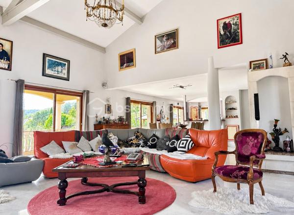 Vincent PR et Celine H IMMOBILIER vous présentent en exclusivité

Au cœur d'un environnement préservé, dans la magnifique vallée de la Cance, cette propriété d'architecte dévoile une qualité de vie rare, où volumes, lumière et sérénité se rencontrent harmonieusement.

Implantée sur un terrain clos de 2400 m² environ, cette demeure construite en 2003 s'intègre parfaitement à son cadre naturel et bénéficie d'une vue dégagée exceptionnelle sur les reliefs environnants.

Dès les premiers pas, l'impression d'espace est immédiate. La pièce de vie principale, généreusement ouverte sur l'extérieur, offre près de 75 m² dédiés à la convivialité. Son plafond cathédrale, sa cheminée dite "insert" et ses larges ouvertures créent une atmosphère chaleureuse tout au long de l'année.

La terrasse panoramique de 145 m² environ, dont une grande partie couverte, prolonge naturellement les espaces intérieurs et devient un véritable lieu de vie à ciel ouvert, idéal pour recevoir ou simplement profiter du calme et de l'ensoleillement plein sud.

Pensée pour le confort quotidien, la maison propose une vaste suite parentale avec son espace bureau à proximité, tandis que l'étage accueille deux chambres lumineuses ouvertes sur un balcon filant surplombant la vallée, accompagnées d'un dressing et d'une salle de bains.

Au-delà de ses espaces résidentiels, cette propriété révèle un potentiel particulièrement attractif grâce à son niveau inférieur. Celui-ci permet d'envisager de nombreux projets : création d'un logement indépendant, activité professionnelle, espace de réception, ou encore hébergement complémentaire pour la famille et les invités.

À l'extérieur, les prestations renforcent le caractère exclusif du lieu : cour aménagée en jolis pavés, portail motorisé en fer forgé, vaste parc arboré et garage indépendant de grande capacité pouvant accueillir plusieurs véhicules.

Cette propriété s'adresse à celles et ceux qui recherchent bien plus qu'une maison : un cadre de vie privilégié, de grands espaces et un potentiel d'évolution rare dans un secteur recherché.

Une adresse confidentielle où confort, élégance et liberté d'aménagement se conjuguent parfaitement.

Visites sur rendez vous 
VINCENT 0633502868
CÉLINE 0749427426